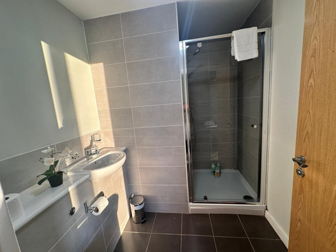 Bathroom 5, Adelphi Wharf Apartments by Beehosting, Manchester