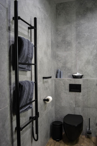 Bathroom 2, Kostjukowski brand-new apart-hotel, L'vivs'ka