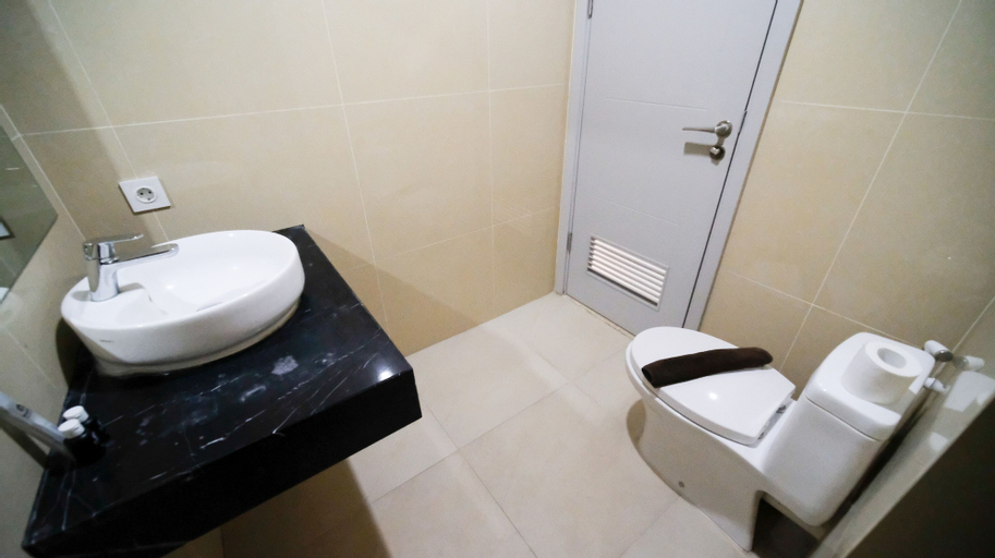 Bathroom 4, Good Choice And Homey 1Br Grand Sungkono Lagoon Apartment, Surabaya