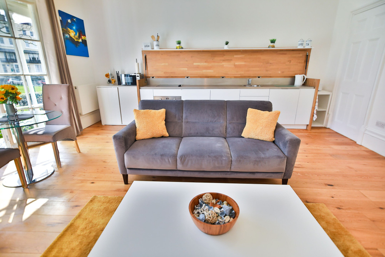 Others 3, 41B Wellington Suites, East Sussex