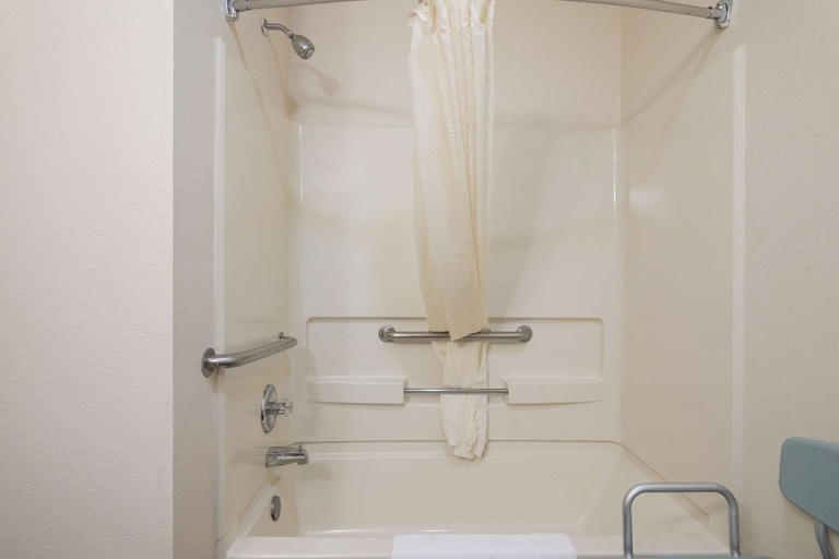 Bathroom 4, Econo Lodge Grand Forks near University, Grand Forks