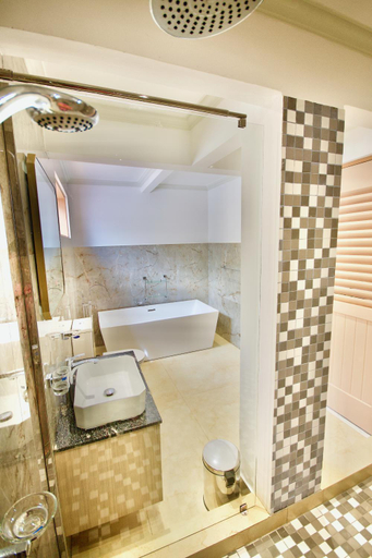 Bathroom 4, La Petite Maison and Sea Splash