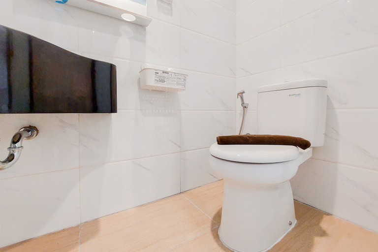 Bathroom 3, Restful And Cozy Studio Sky House Alam Sutera Apartment, Tangerang