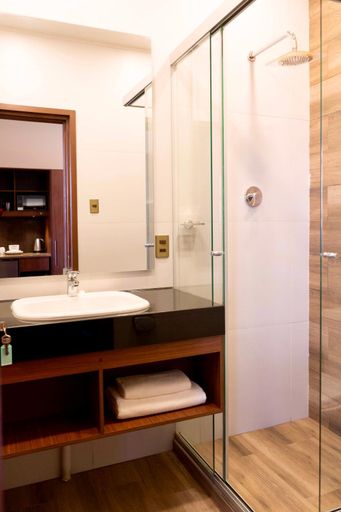 Bathroom 2, San Juan Suites, Oropeza