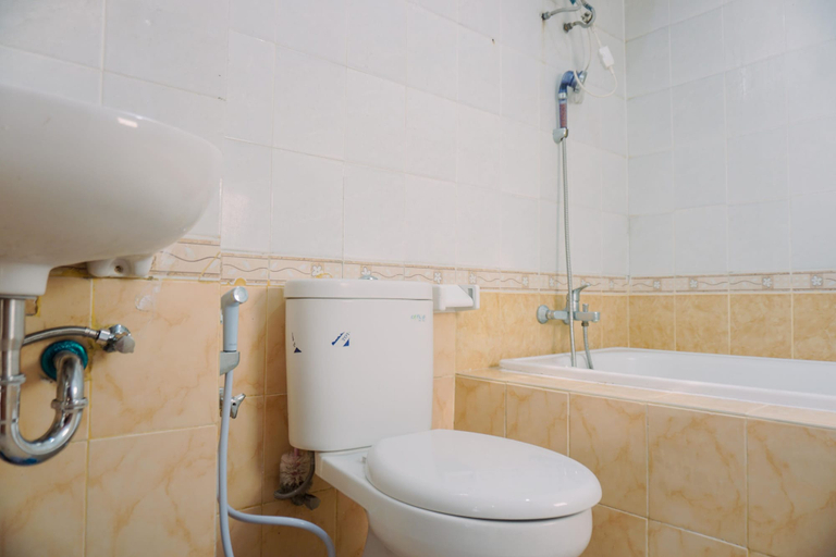 Bathroom 3, Spacious And Homey 2Br At Grand Palace Kemayoran Apartment, Jakarta Pusat