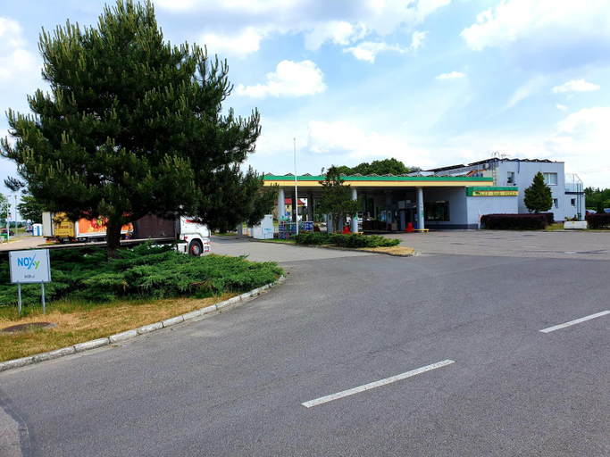 Others 5, motel na stacji paliw, Kołobrzeg
