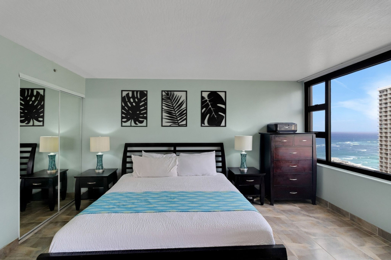 Deluxe Ocean View Condo on 31st Floor - Free Parking & Wifi! by Koko Resort Vacation Rentals, Honolulu