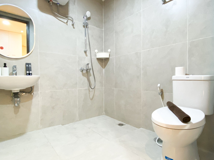 Bathroom 3, Good And Cozy Studio At Pollux Chadstone Apartment, Cikarang