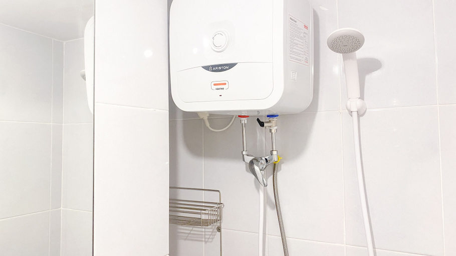 Bathroom 4, Homey And Good Choice Studio Tokyo Riverside Pik 2 Apartment, Tangerang