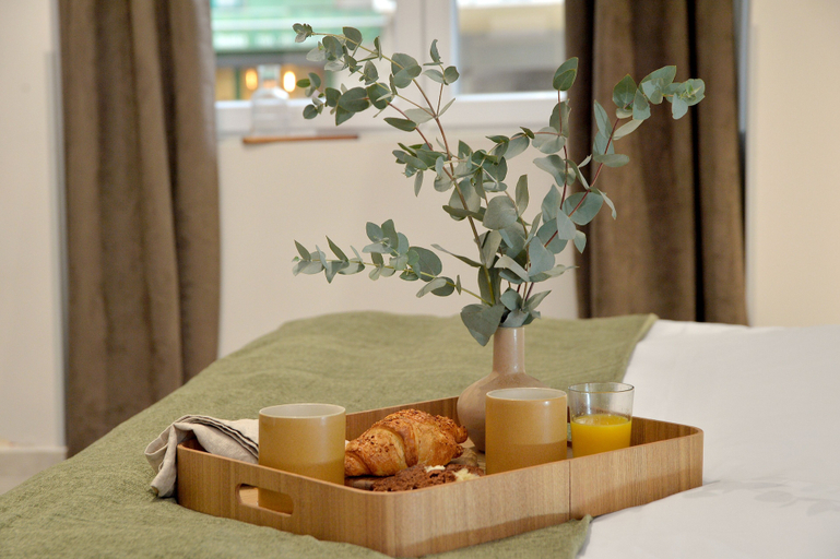 Food & Drinks 5, Alekos Apartments 2 Netflix, Self Check-In, Attica