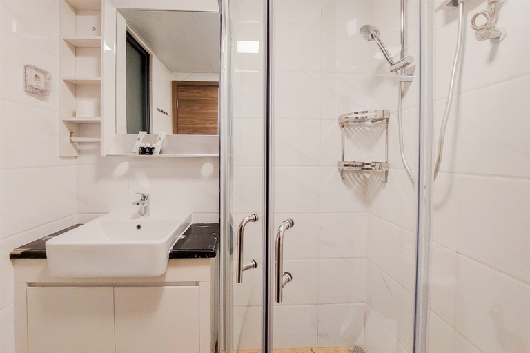 Bathroom 5, Homey And Spacious 3Br Sky House Bsd Apartment, South Tangerang