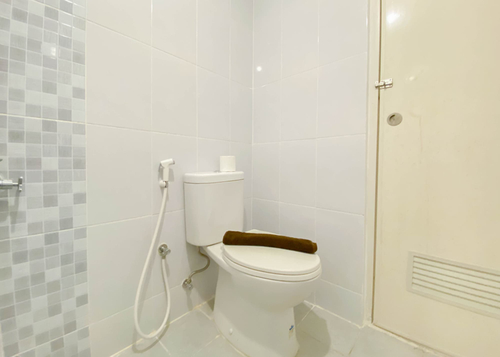 Bathroom 3, Tidy And Comfortable 2Br Tokyo Riverside Pik 2 Apartment, Tangerang
