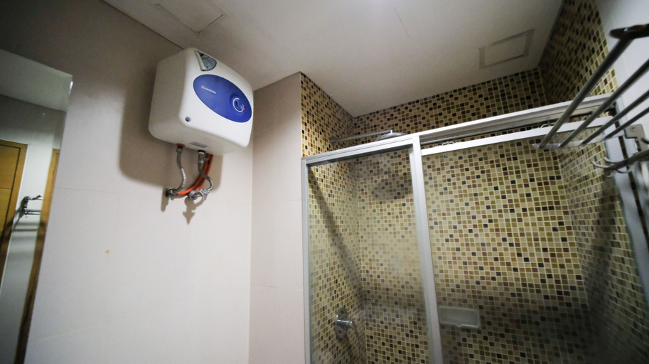 Bathroom 4, Homey 1Br Apartment At Aryaduta Residence Surabaya, Surabaya
