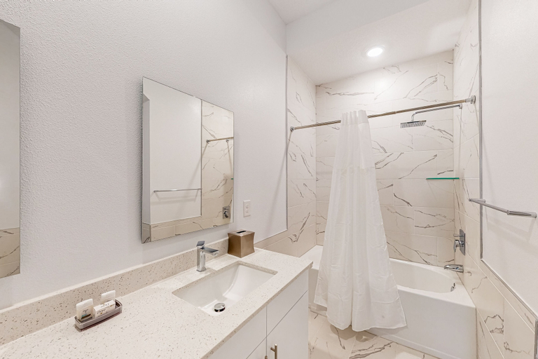Bathroom 3, The Azur Resort, Polk