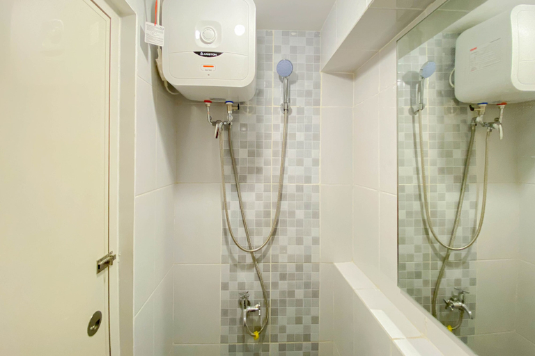 Bathroom 4, Cozy And Restful Studio Tokyo Riverside Pik 2 Apartment, Tangerang