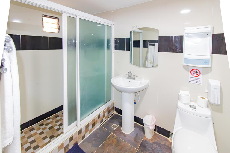 Bathroom 4, Hotel La Casona Dorada, Distrito Nacional