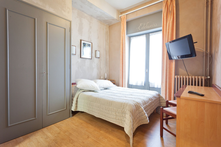 Bedroom 2, Hotel Restaurant Les Edelweiss, Hautes-Pyrénées