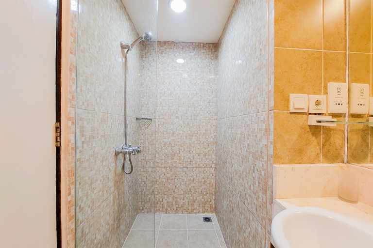 Bathroom 3, Best Homey And Nice Studio At Great Western Resort Apartment, Tangerang