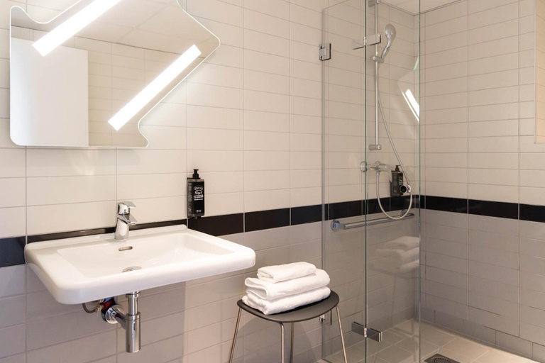 Bathroom 5, ibis budget La Rochelle Centre, Charente-Maritime