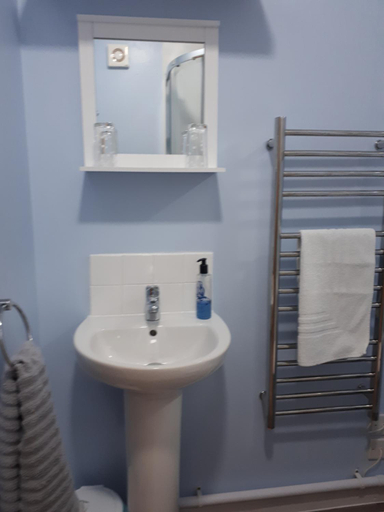 Bathroom 3, Santi Bhavana Bed & Breakfast, Wiltshire