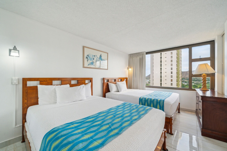 Gorgeous High Rise Waikiki Condo with Ocean and Diamond Head Views by Koko Resort Vacation Rentals, Honolulu