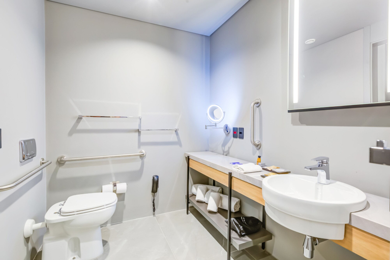 Bathroom 5, DoubleTree by Hilton Porto Alegre, Porto Alegre