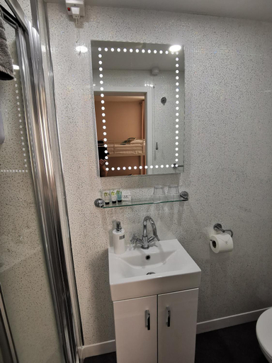 Bathroom 3, THE QUORN HOTEL, Blackpool