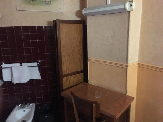 Bathroom 3, A la Pinte du Nord, Paris