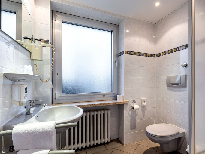 Bathroom 4, Raststättenhotel Hannover-Garbsen, Region Hannover