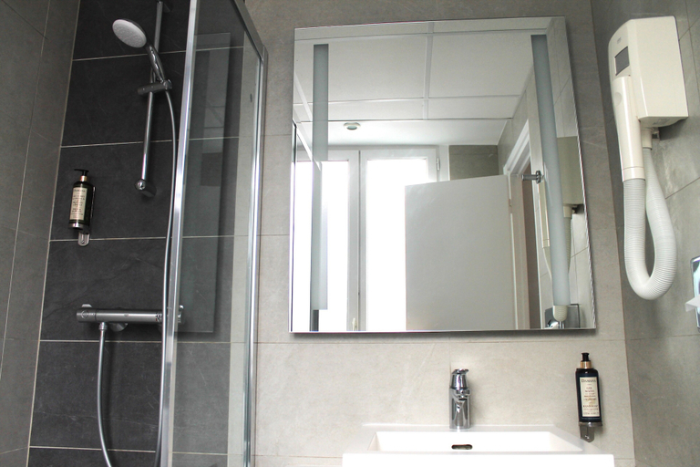 Bathroom 4, Hôtel Avia Saphir Montparnasse, Paris