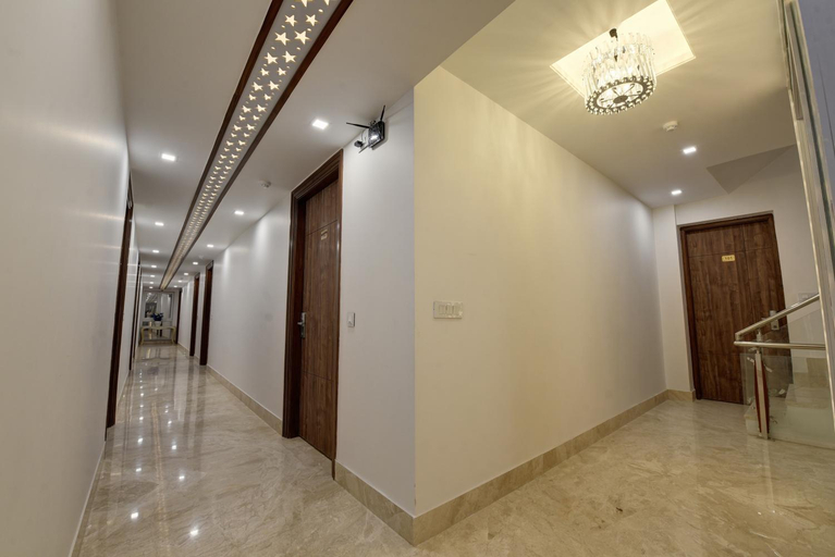 Public Area 2, Golden Tree, Gautam Buddha Nagar