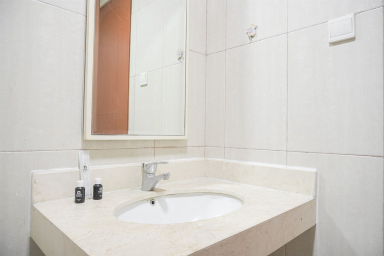 Bathroom 2, Modern And Homey 2Br At Mt Haryono Square Apartment, East Jakarta