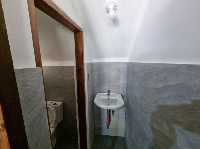 Bathroom 4, California Breeze Campsite, Indang