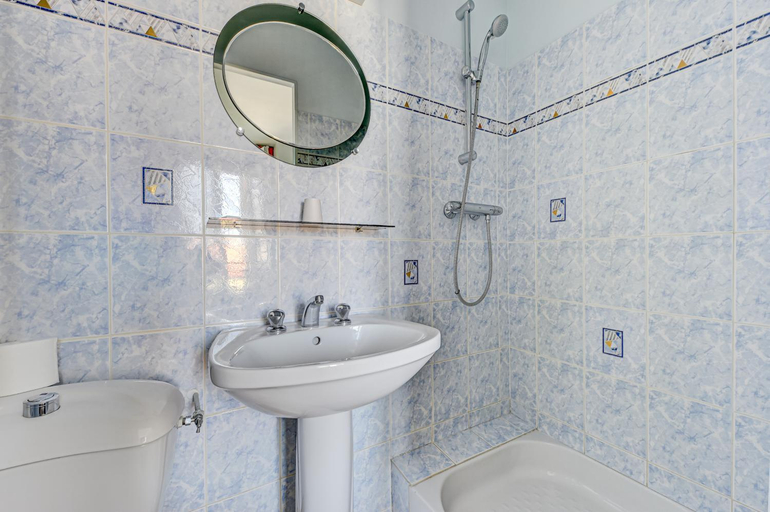 Bathroom 4, Hôtel Robespierre ex Idéal Hôtel, Seine-Saint-Denis