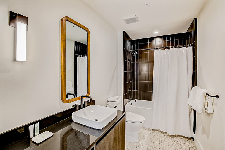 Bathroom 5, Natiivo, Travis