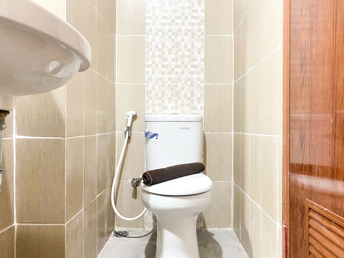 Bathroom 2, Good Choice And Homey Studio Enviro Apartment, Cikarang