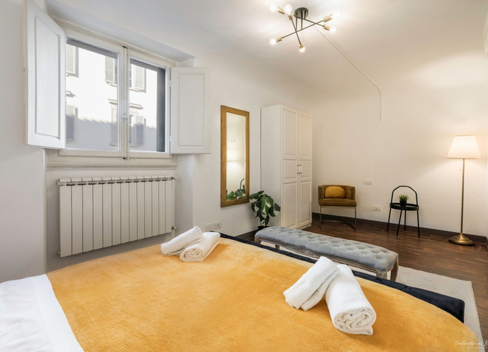 Room 4, Elegant 3-Bedroom Apartment in the Historic Center, Florence