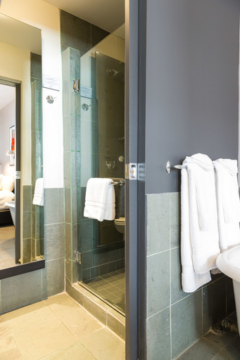 Bathroom 4, Hotel Le Priori, Communauté-Urbaine-de-Québec