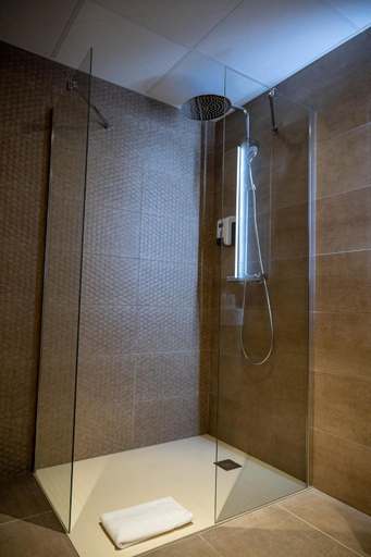 Bathroom 4, Le Mitigana, Yonne