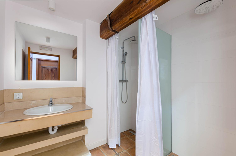 Bathroom 3, Urban Hostel Palma - Albergue Juvenil - Youth Hostel, Baleares