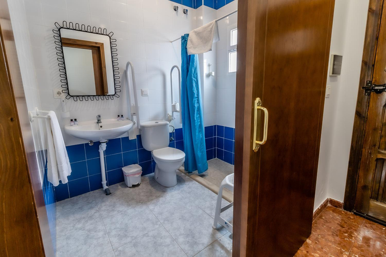 Bathroom 5, OYO Hotel Las Errizas, Cádiz