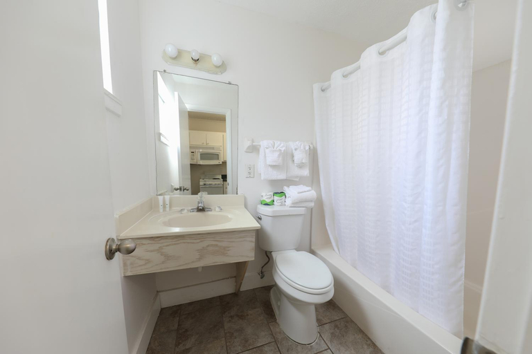 Bathroom 4, The Flamingo Hotel & Tower, Bay
