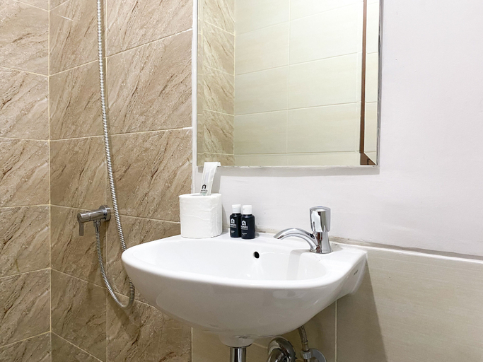 Bathroom 3, Homey And Well Design Studio Transpark Juanda Bekasi Timur Apartment, Bekasi