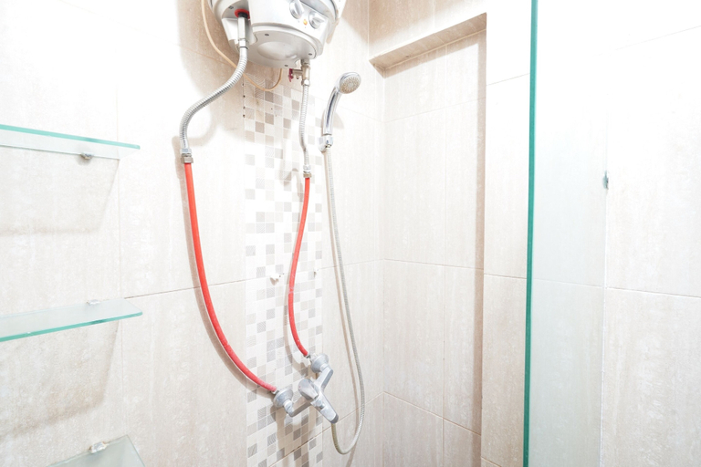 Bathroom 3, OYO 93545 Gateway Cicadas Apartment By Barbie Homestay, Bandung