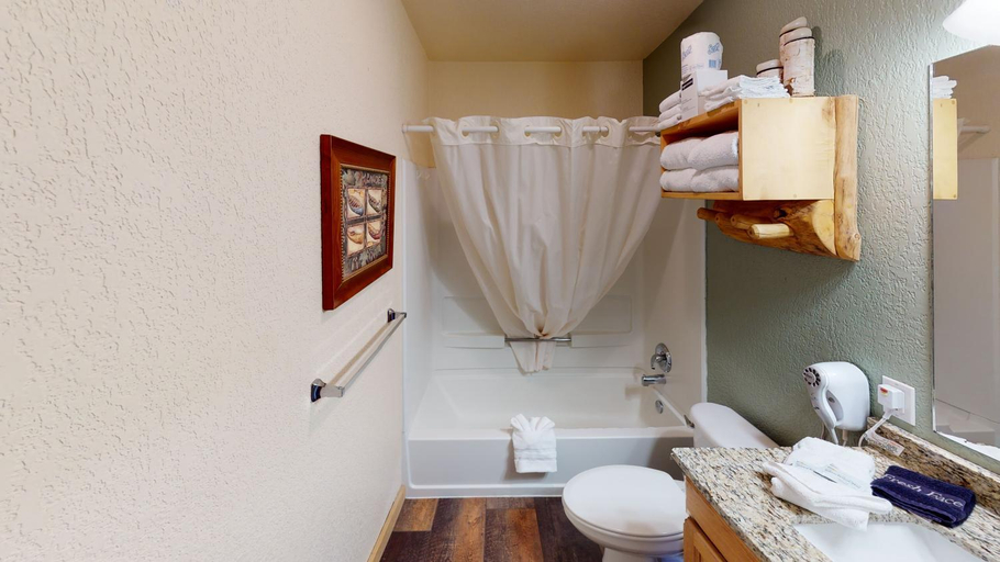 Bathroom 3, Gateway Inn, Grand