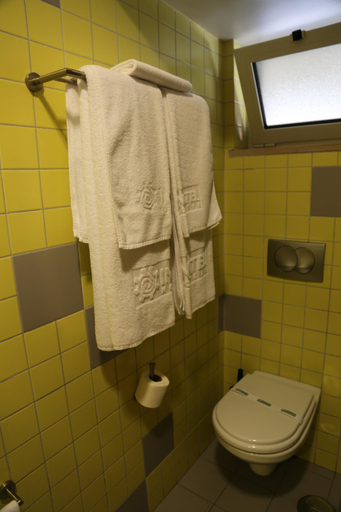 Bathroom 4, INATEL Oeiras, Oeiras