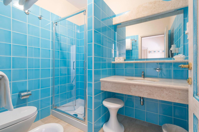 Bathroom 5, Club Hotel Cormorano, Olbia-Tempio