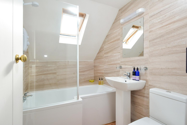 Bathroom 2, Cardross Holiday Cottages, Stirling