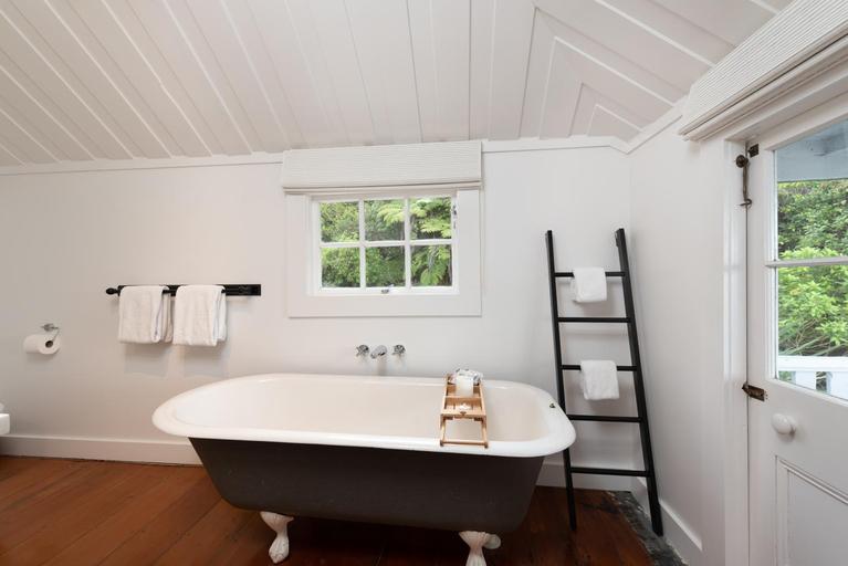 Bathroom 4, The Old Oak Boutique Hotel, Far North