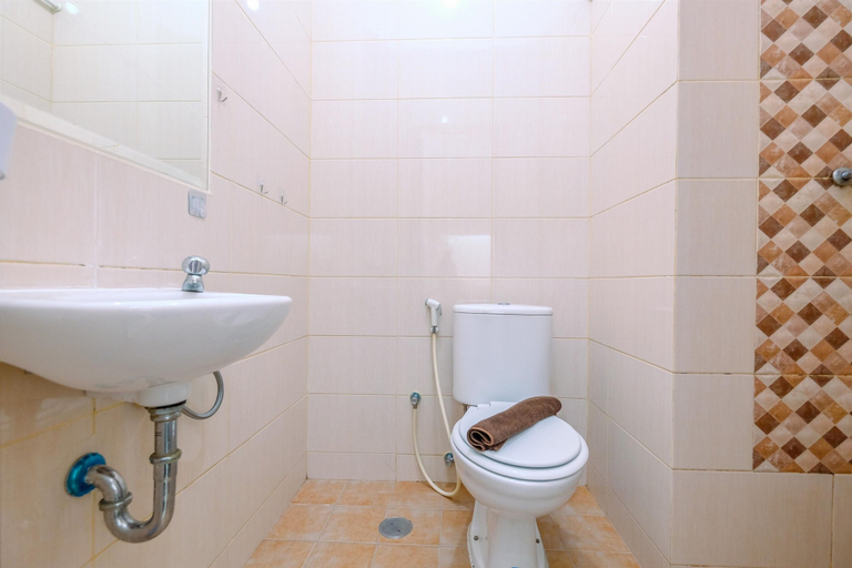 Bathroom 4, Best Homey And Cozy Studio At Dave Apartment, Depok